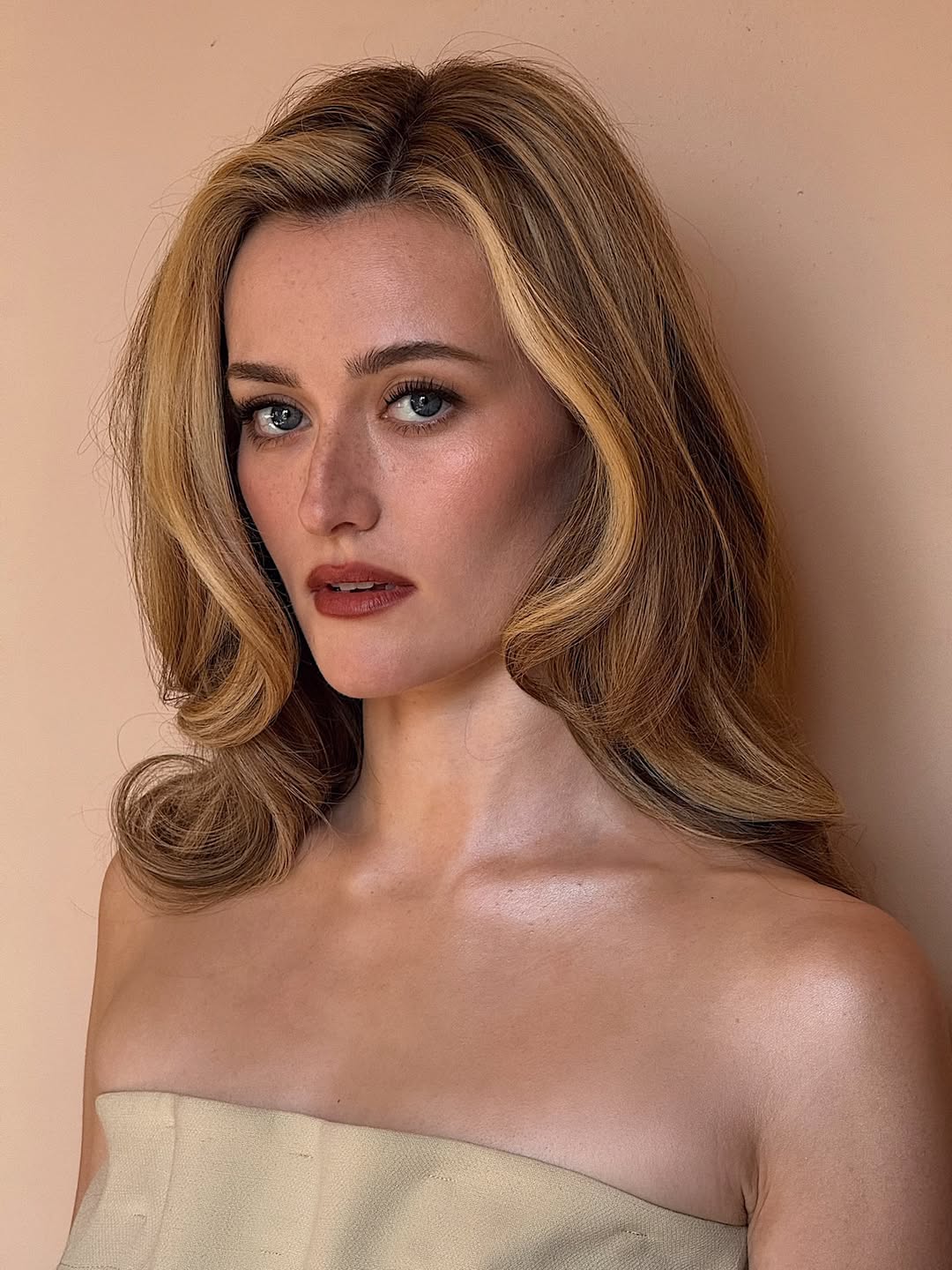 Mid-Back Golden Blonde With Face-Framing Pieces Mid-Back Golden Blonde With Face-Framing Pieces — Trendy Golden Blonde
