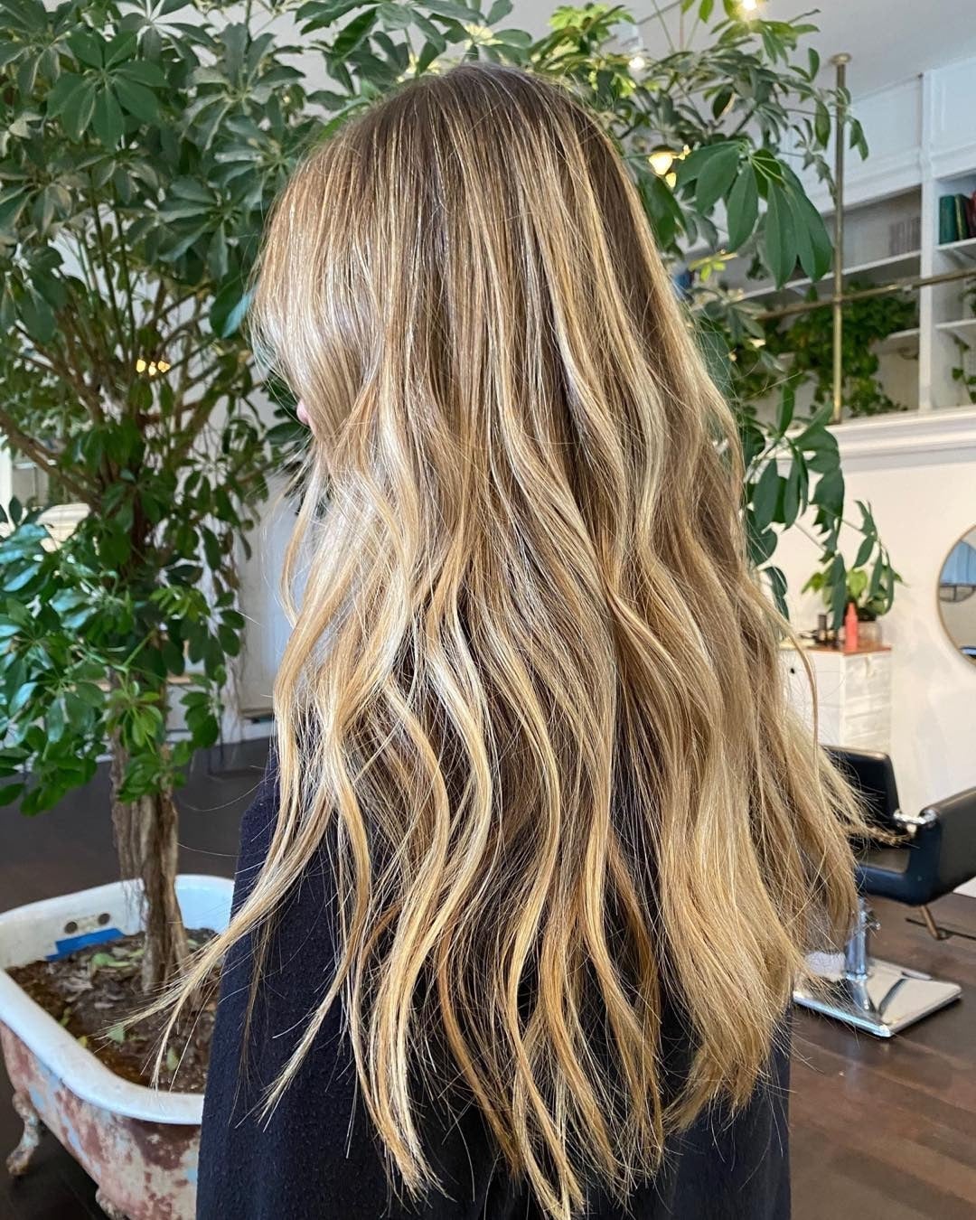 Mid-Back Dirty Blonde With Golden Highlights, Wavy Mid-Back Dirty Blonde With Golden Highlights, Wavy — Trendy Golden Blonde