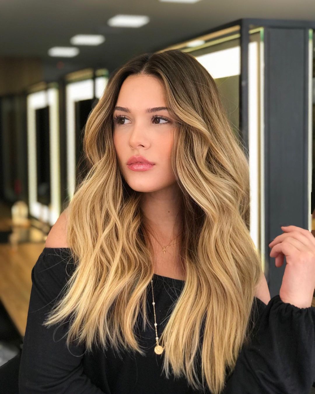 Collarbone Golden Blonde With Side Parting Collarbone Golden Blonde With Side Parting — Trendy Golden Blonde