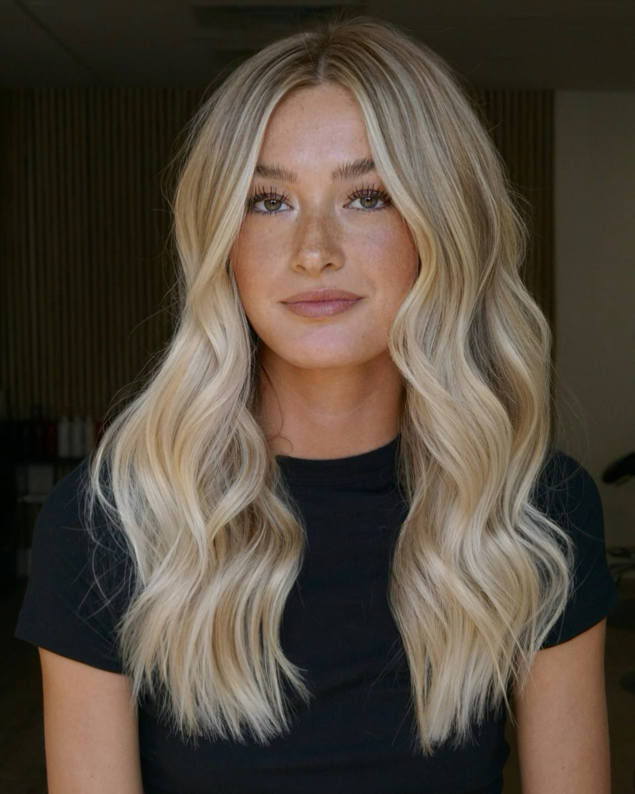Collarbone Creamy Blonde With Curtain Bangs, Wavy Collarbone Creamy Blonde With Curtain Bangs, Wavy — Trendy Golden Blonde