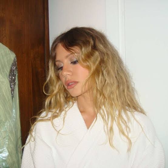Long Warm Blonde With Wispy Bangs Long Warm Blonde With Wispy Bangs — Trendy Golden Blonde
