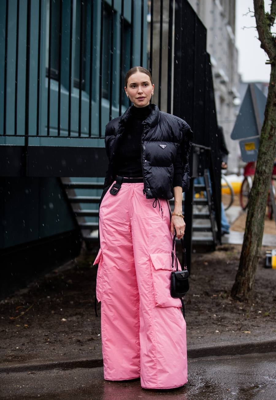 Voluminous Pink Cargo Pants and Black Turtleneck Voluminous Pink Cargo Pants and Black Turtleneck — Trendy Gorpcore Outfits