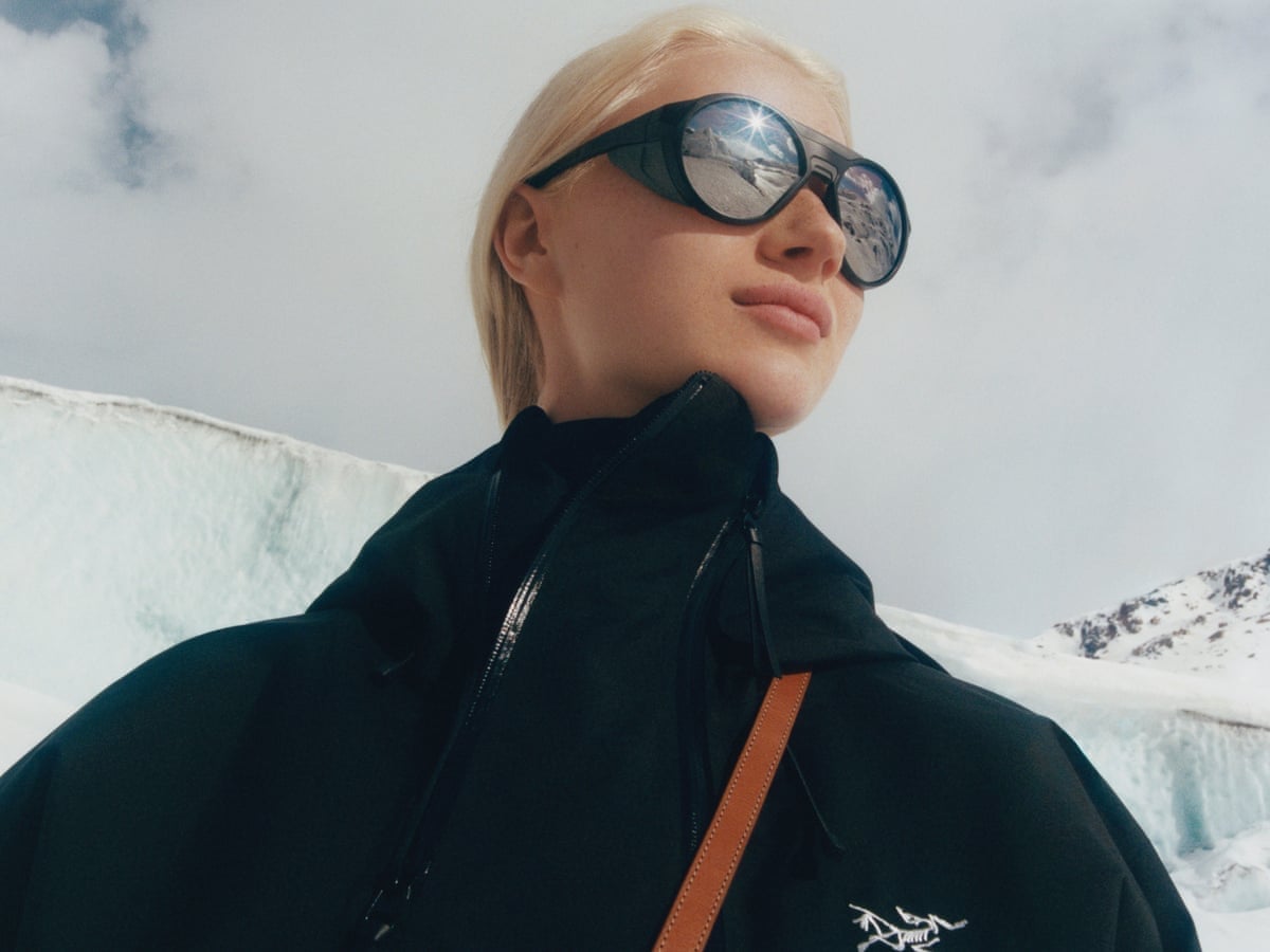 Black Hooded Jacket with Goggle Sunglasses Black Hooded Jacket with Goggle Sunglasses — Trendy Gorpcore Outfits