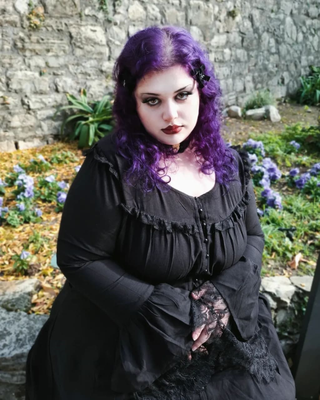 Ruffled Neckline Dress With Lace Gloves Ruffled Neckline Dress With Lace Gloves — Trendy Goth Outfits