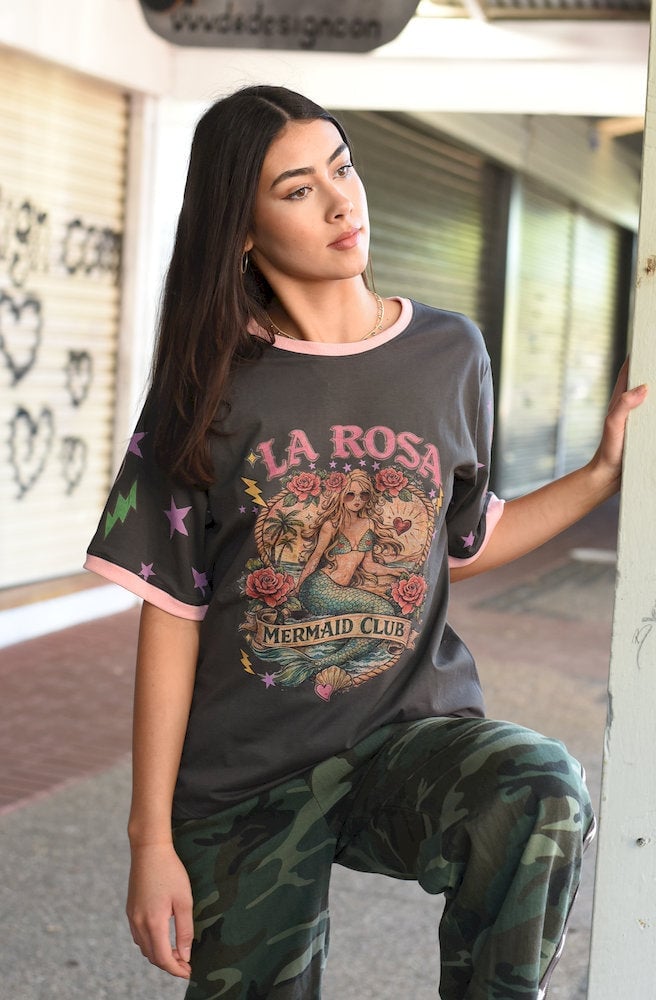 Graphic Tee with Camouflage Trousers and Relaxed Fit T-Shirt — Trendy Graphic Tee Outfits