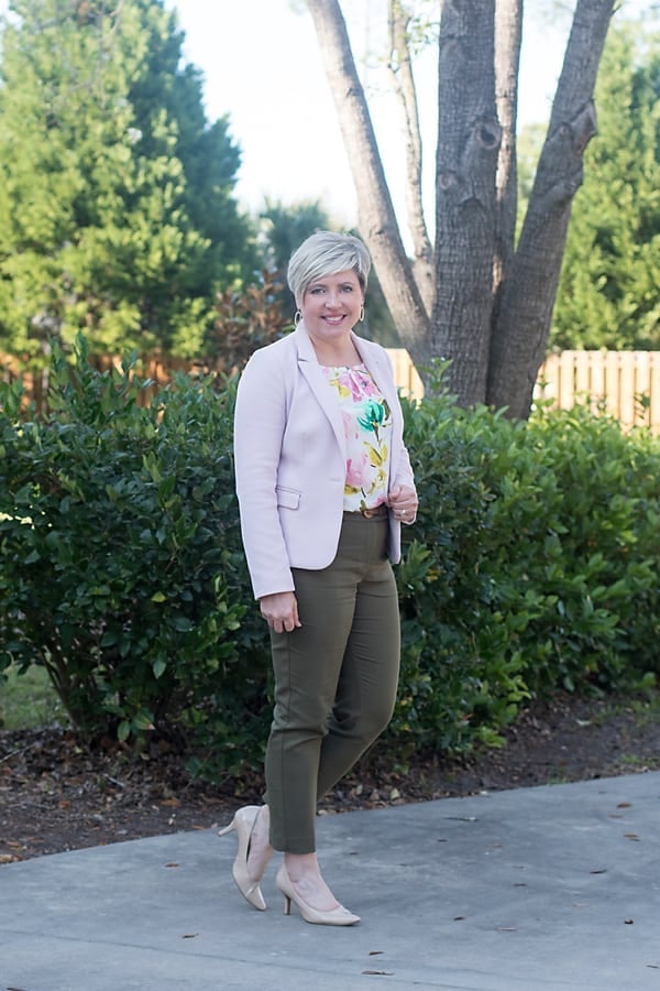 Olive Green Slim-Fit Trousers with Floral Top and Blazer Olive Green Slim-Fit Trousers with Floral Top and Blazer — Trendy Green Pants Outfits