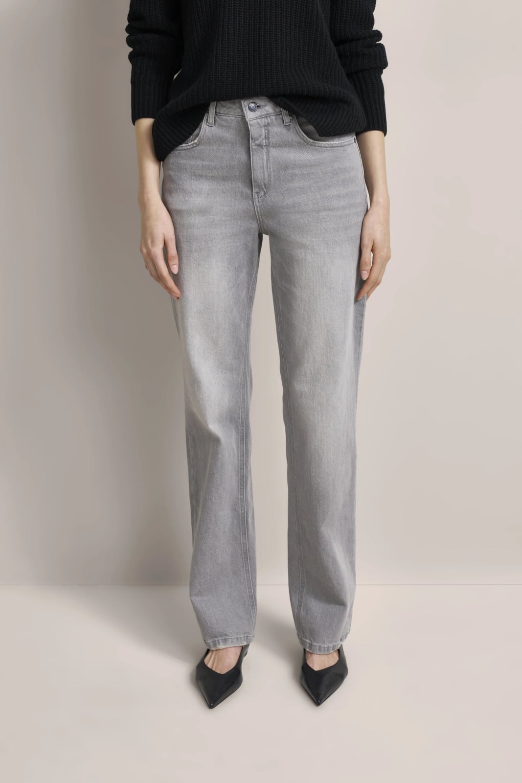 Straight Leg Grey Jeans and a Black Sweater — Trendy Grey Jeans Outfits