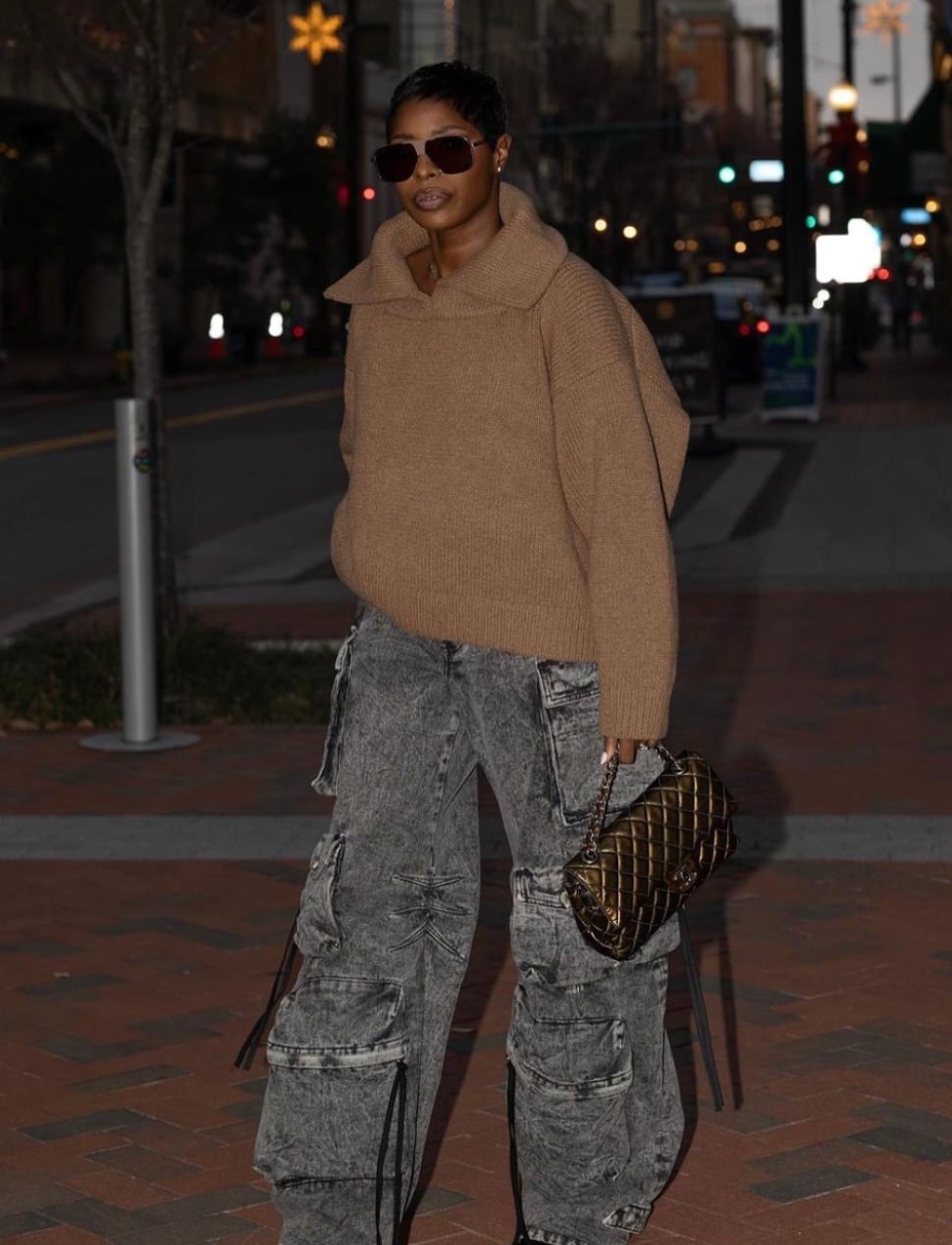 Baggy Acid Wash Cargo Jeans and a Sweater — Trendy Grey Jeans Outfits