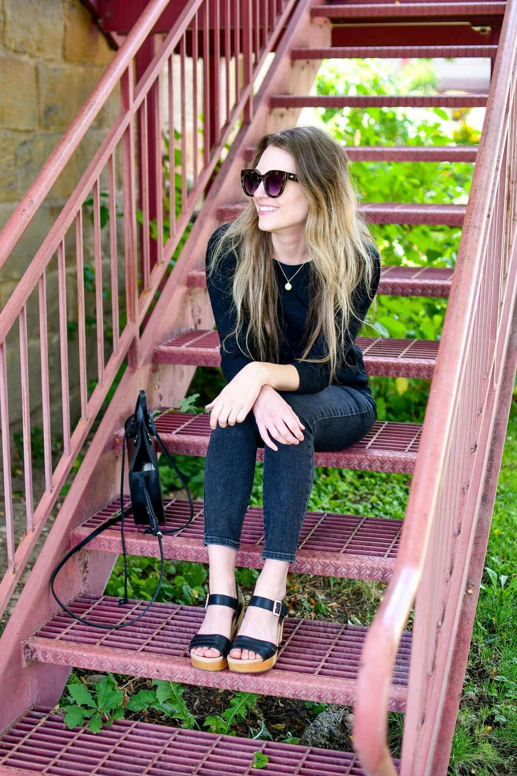 Distressed Dark Grey Skinny Jeans with Platforms — Trendy Grey Jeans Outfits
