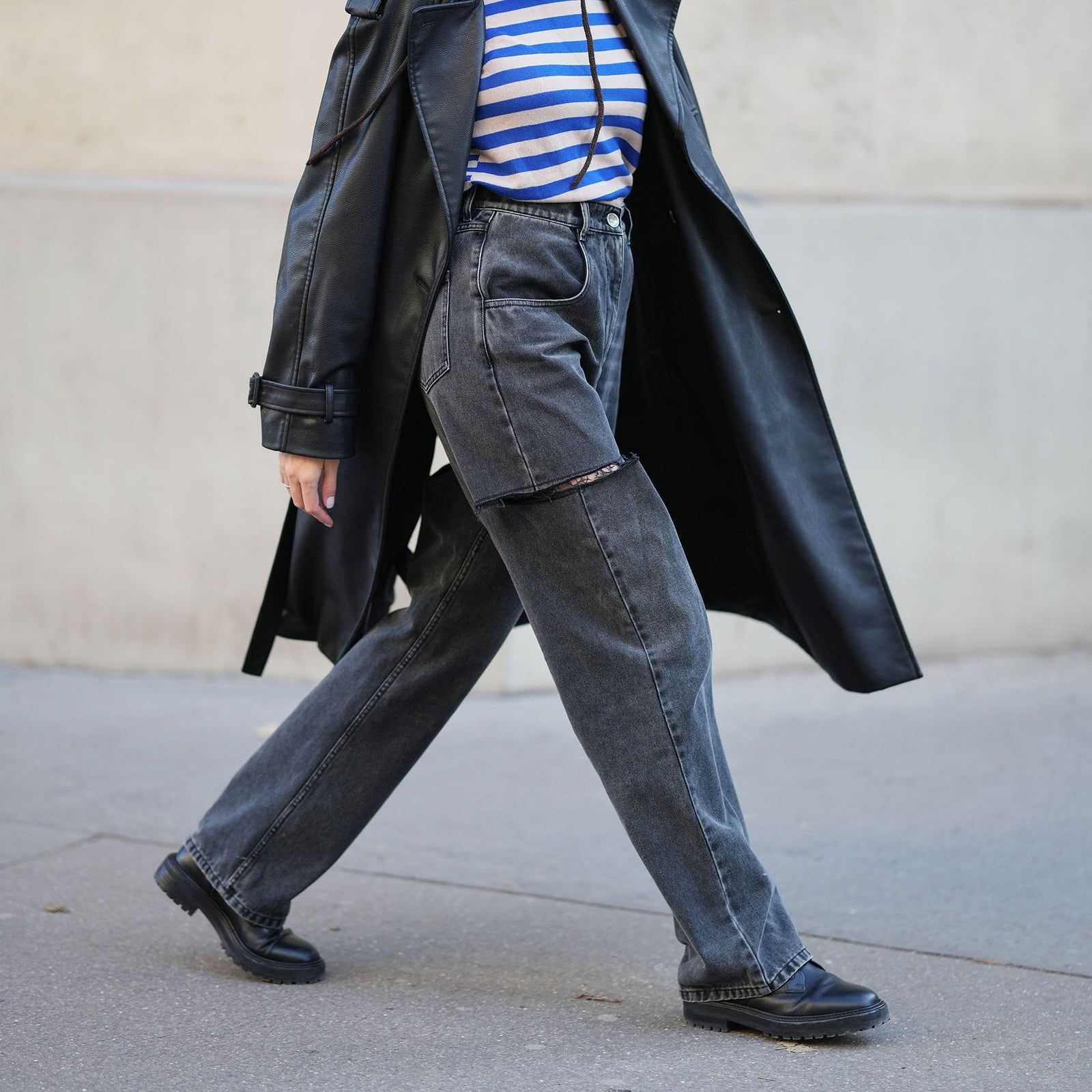 Distressed Dark Grey Wide-Leg Jeans with a Trench Coat — Trendy Grey Jeans Outfits