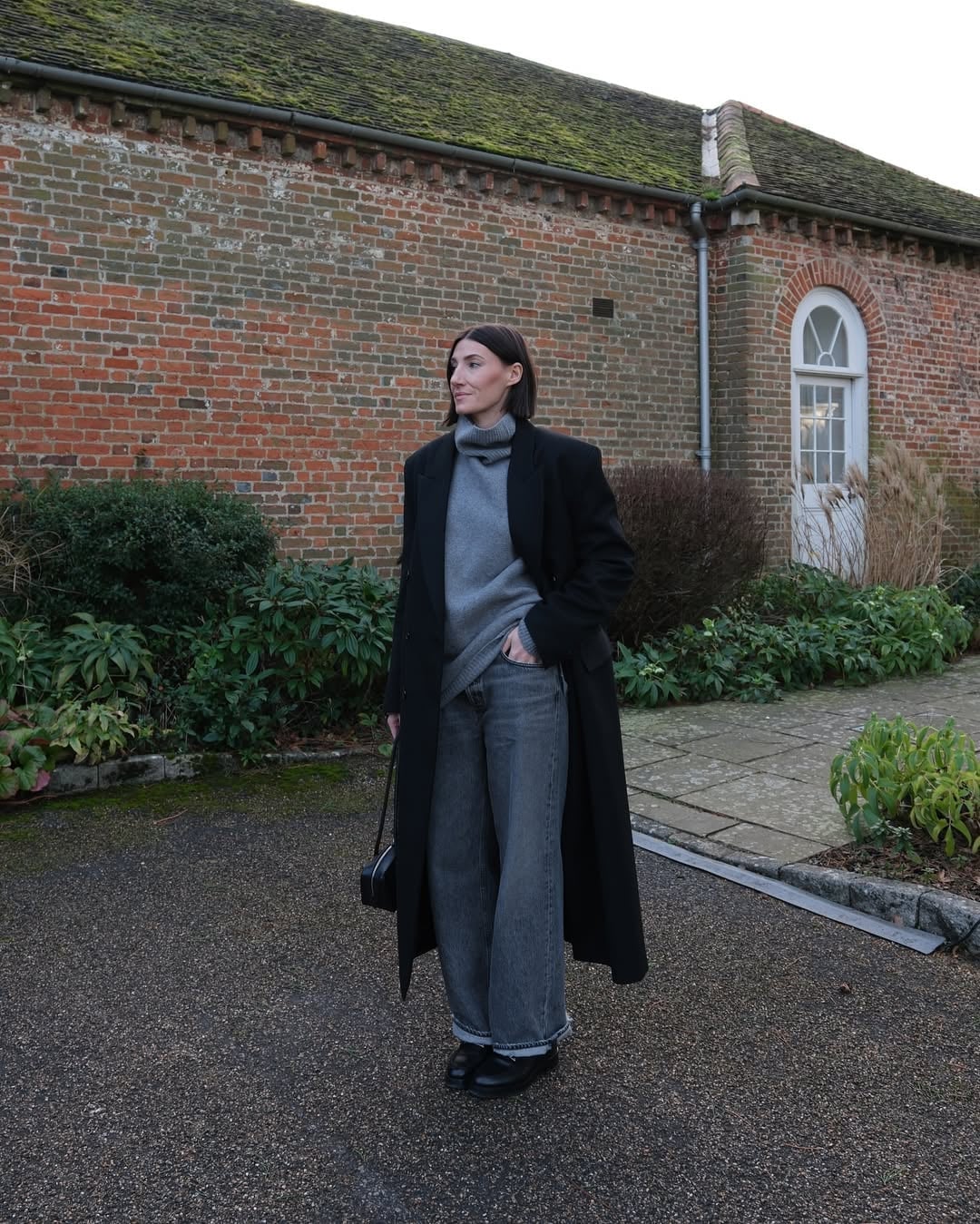 Dark Grey Wide-Leg Jeans and a Long Black Coat — Trendy Grey Jeans Outfits