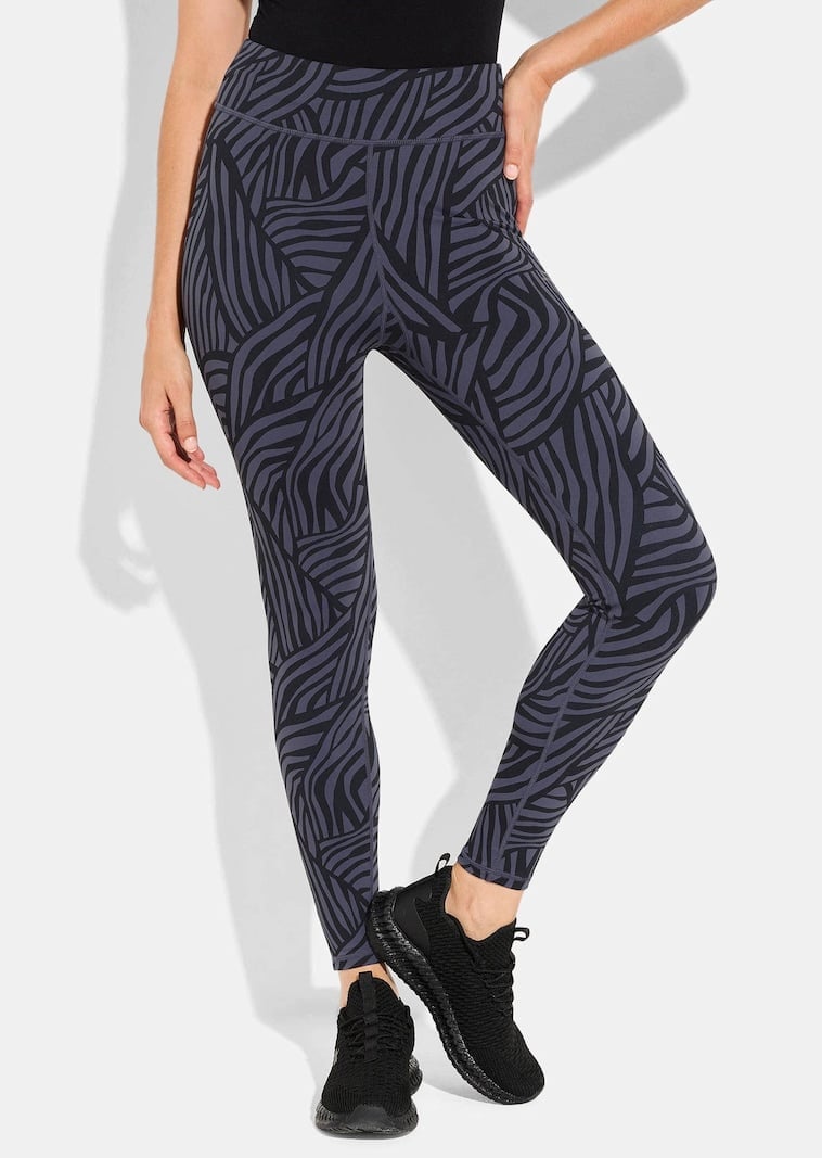 Grey Printed Leggings With Black Sneakers Grey Printed Leggings With Black Sneakers — Trendy Grey Leggings Outfit