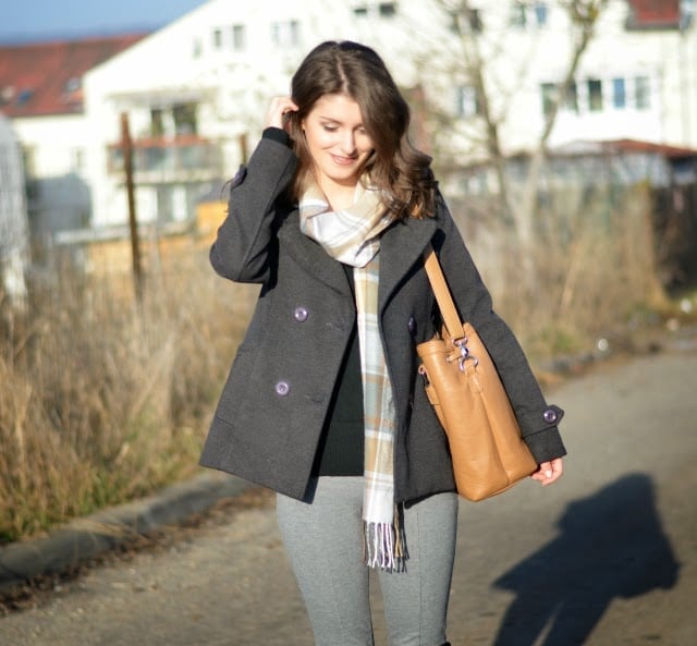 Grey Slim Leggings With Plaid Scarf Grey Slim Leggings With Plaid Scarf — Trendy Grey Leggings Outfit