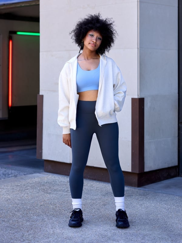 Charcoal Grey Leggings With Oversized Hoodie and Black Chunky Sneakers Charcoal Grey Leggings With Oversized Hoodie and Black Chunky Sneakers — Trendy Grey Leggings Outfit