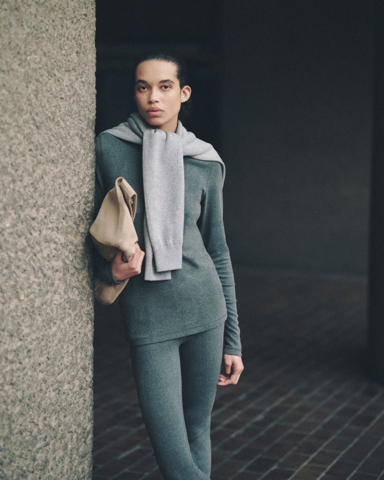 Monochromatic Grey Leggings And Sweater Monochromatic Grey Leggings And Sweater — Trendy Grey Leggings Outfit
