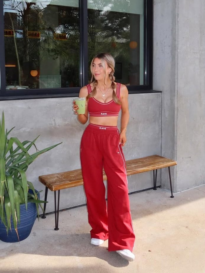 Red Sports Bra With Wide Leg Sweatpants Red Sports Bra With Wide Leg Sweatpants — Trendy Gym Outfits