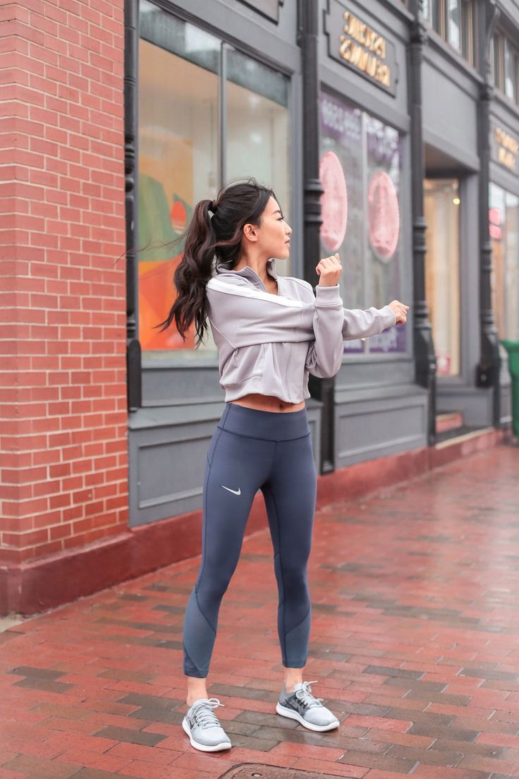 Cropped Grey Jacket With Dark Blue Leggings Cropped Grey Jacket With Dark Blue Leggings — Trendy Gym Outfits