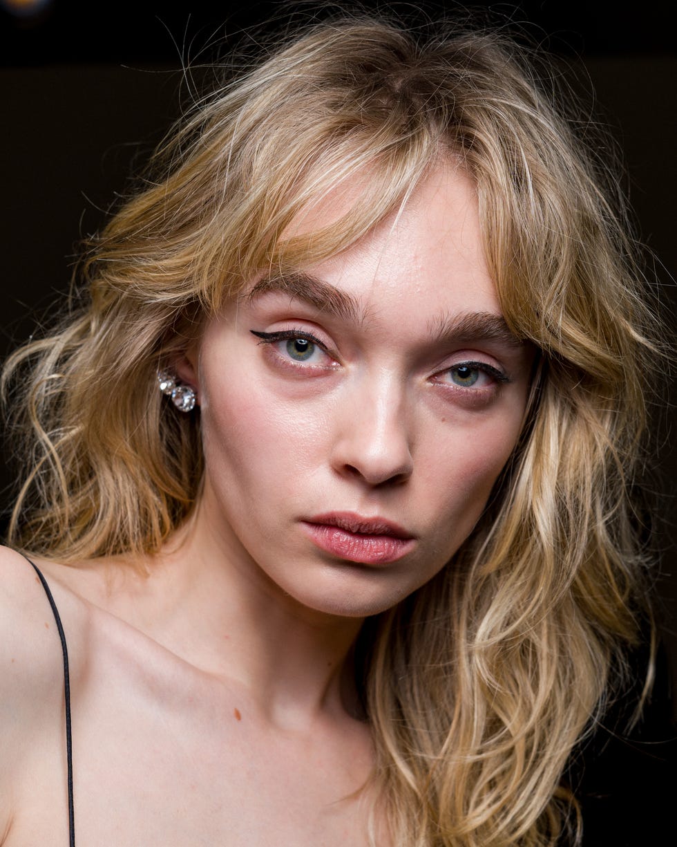 Dark Blonde Collarbone Lob With Waves Dark Blonde Collarbone Lob With Waves — Trendy Hairstyles for Teens