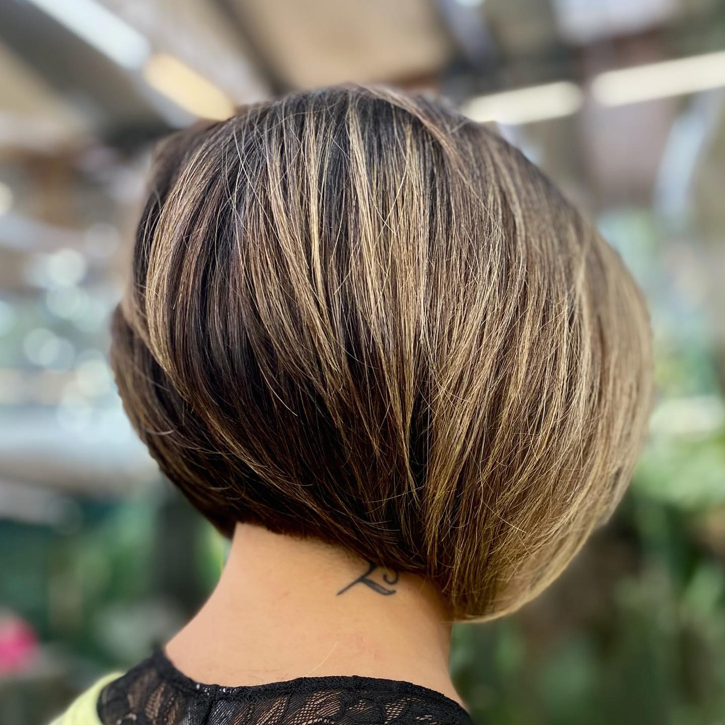 Dark Brown Stacked Bob With Blonde Highlights — Trendy Hairstyles for Thick Hair