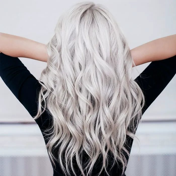 Mid-Back Ash Blonde Waves With Subtle Highlights — Trendy Heatless Curls