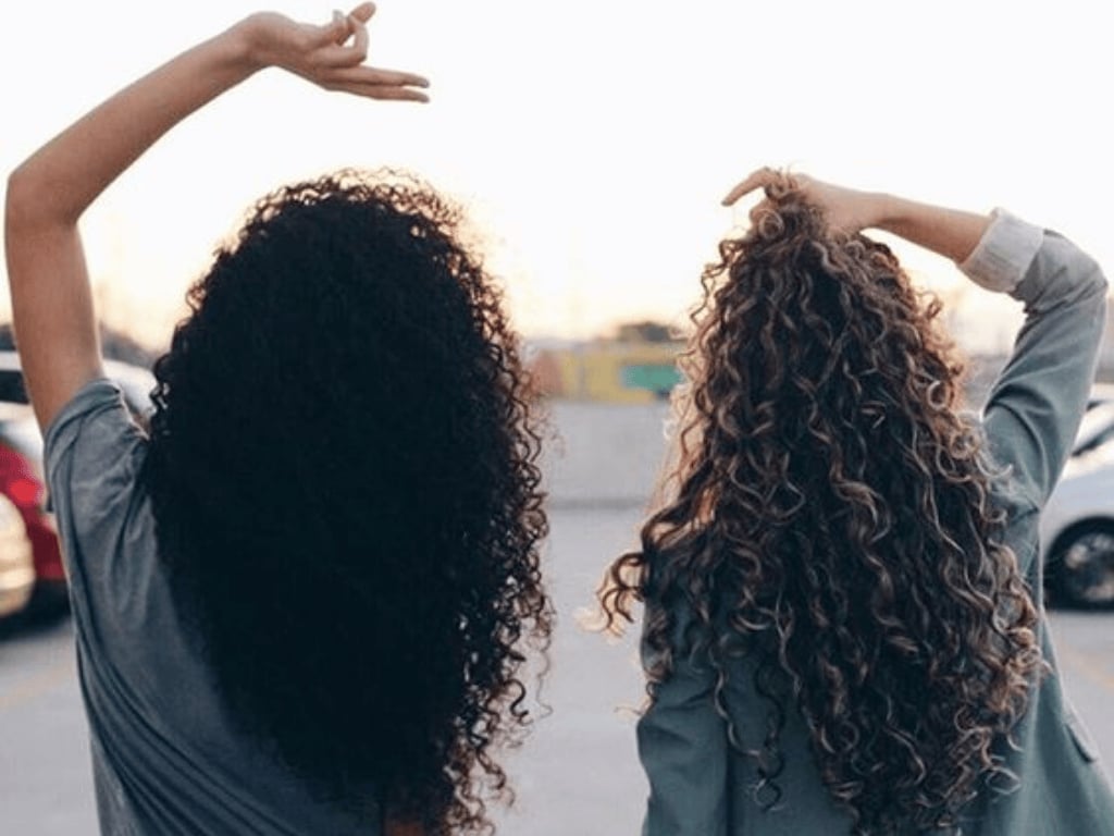 Mid-Back Curly Hair With Contrasting Curl Patterns — Trendy Heatless Curls