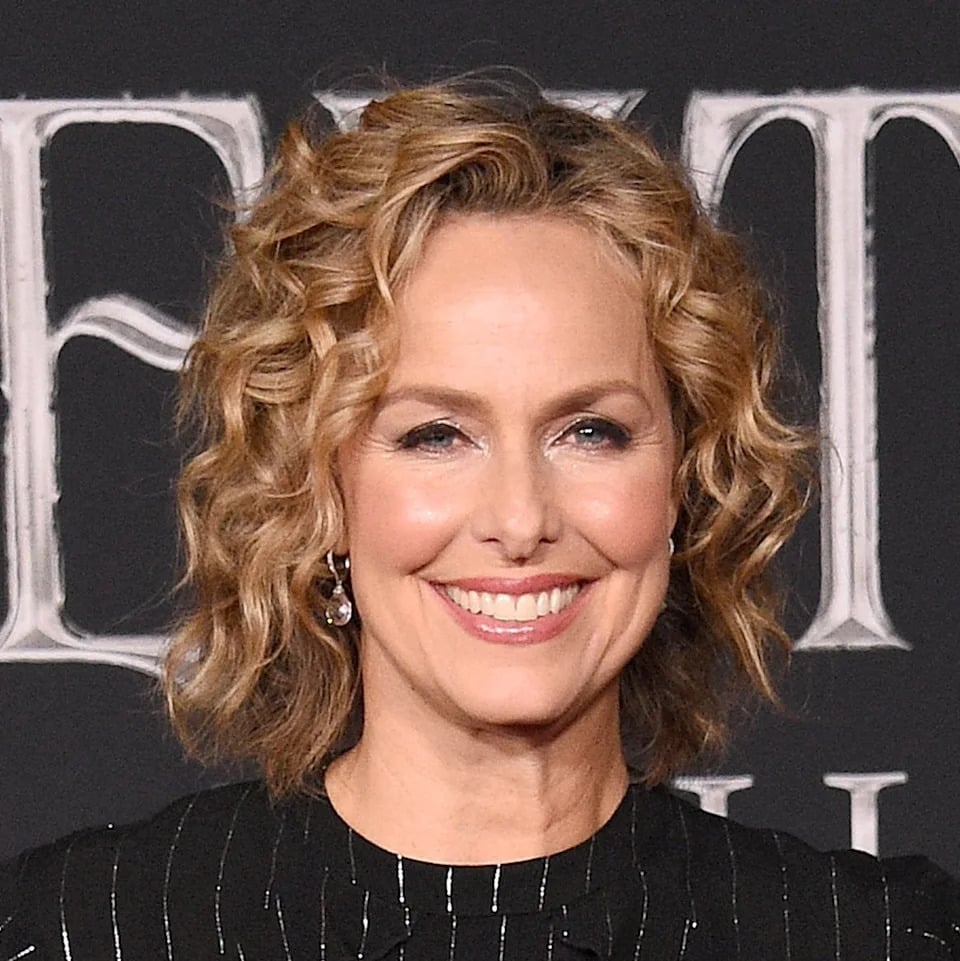 Shoulder-Length Blonde Spiral Curls With Curtain Bangs, Close-Up Take — Trendy Heatless Curls