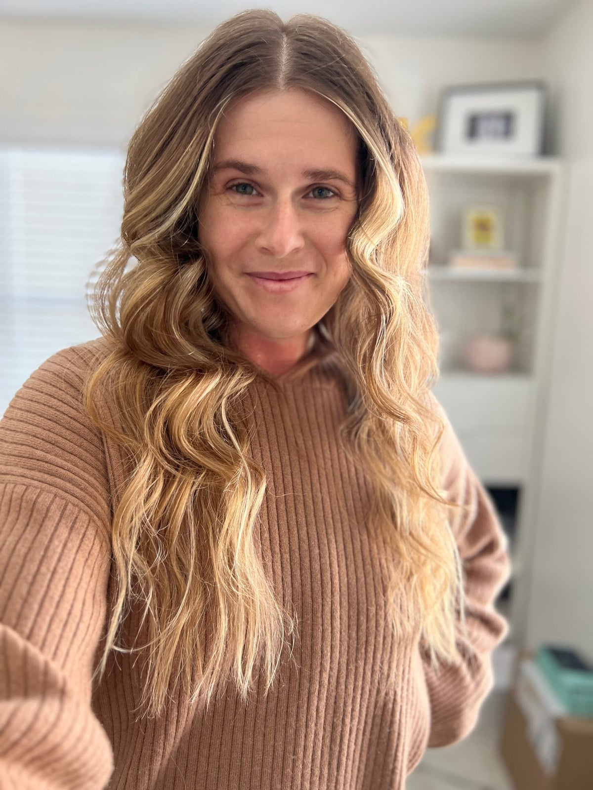 Mid-Back Blonde Balayage Loose Curls With Curtain Bangs — Trendy Heatless Curls