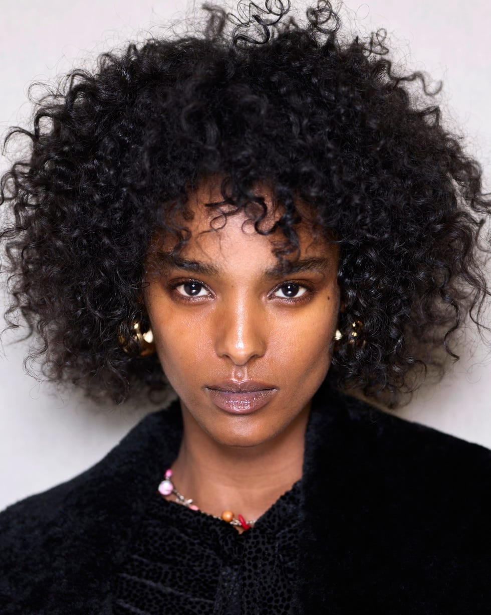 Voluminous Shoulder-Length Curly Hair With Layers — Trendy Heatless Curls