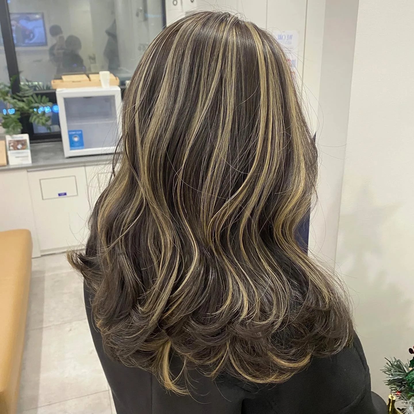 Collarbone Length Dark Brown With Blonde Highlights — Trendy Highlights Hair