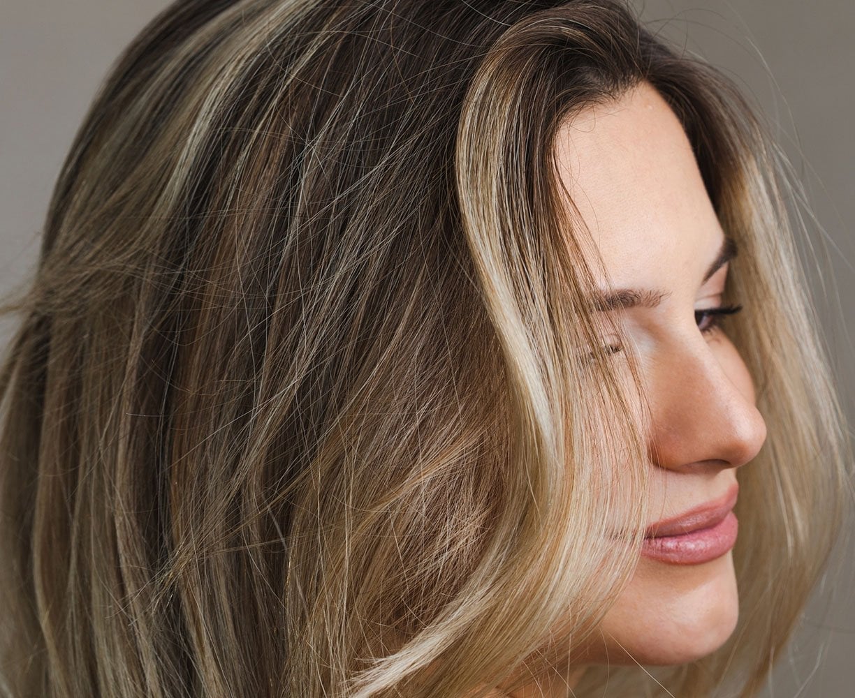 Collarbone Layers With Ash Blonde Highlights — Trendy Highlights Hair
