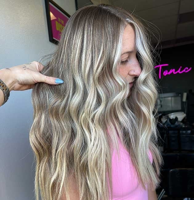Mid-Back Wavy Hair With Ash Blonde Highlights — Trendy Highlights Hair