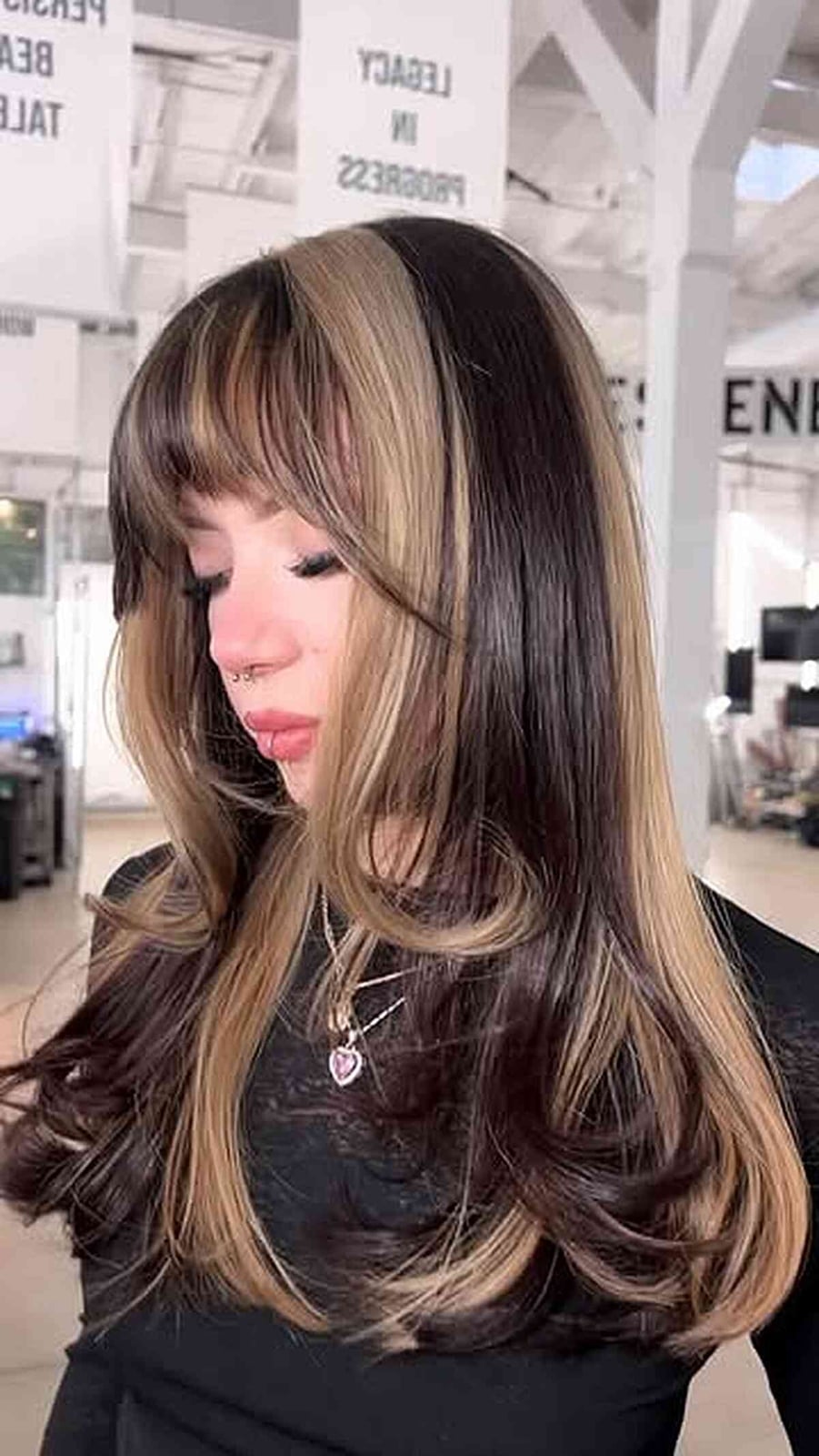 Mid-Back Wavy Hair With Chunky Blonde Highlights and Curtain Bangs — Trendy Highlights Hair