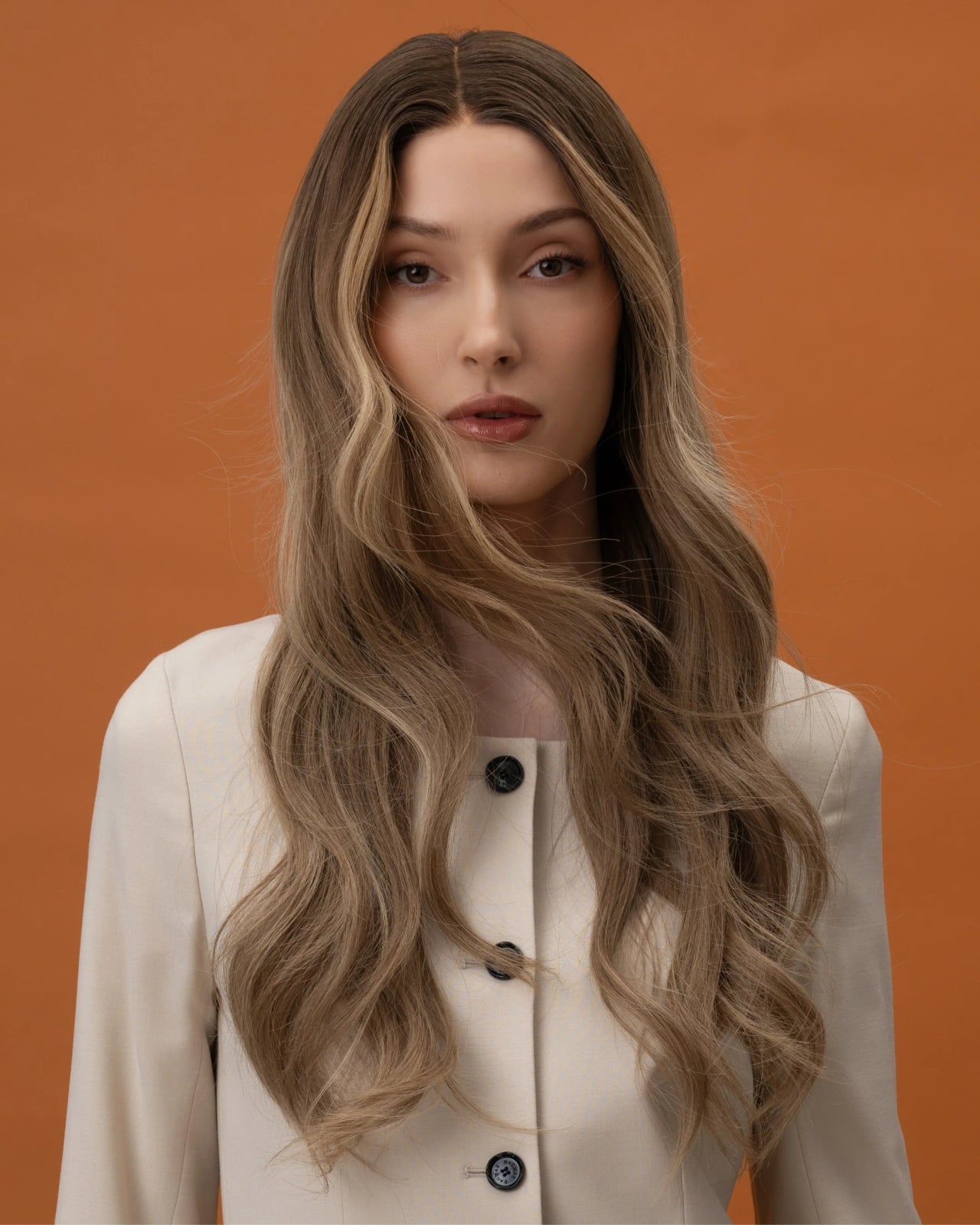 Mid-Back Wavy Natural Blonde With Wispy Bangs Mid-Back Wavy Natural Blonde With Wispy Bangs — Trendy Highlights Wig