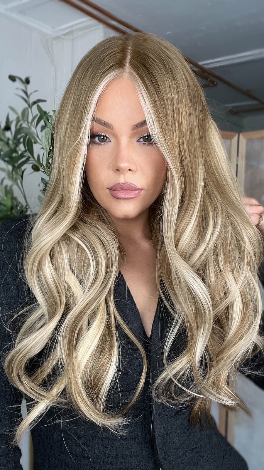 Collarbone Layers With Ash Blonde Highlights And Curtain Bangs Collarbone Layers With Ash Blonde Highlights And Curtain Bangs — Trendy Highlights Wig