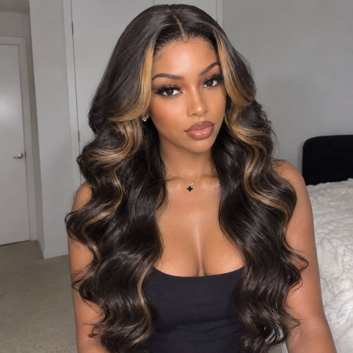 Voluminous Wavy Mid-Back With Face-Framing Highlights Voluminous Wavy Mid-Back With Face-Framing Highlights — Trendy Highlights Wig