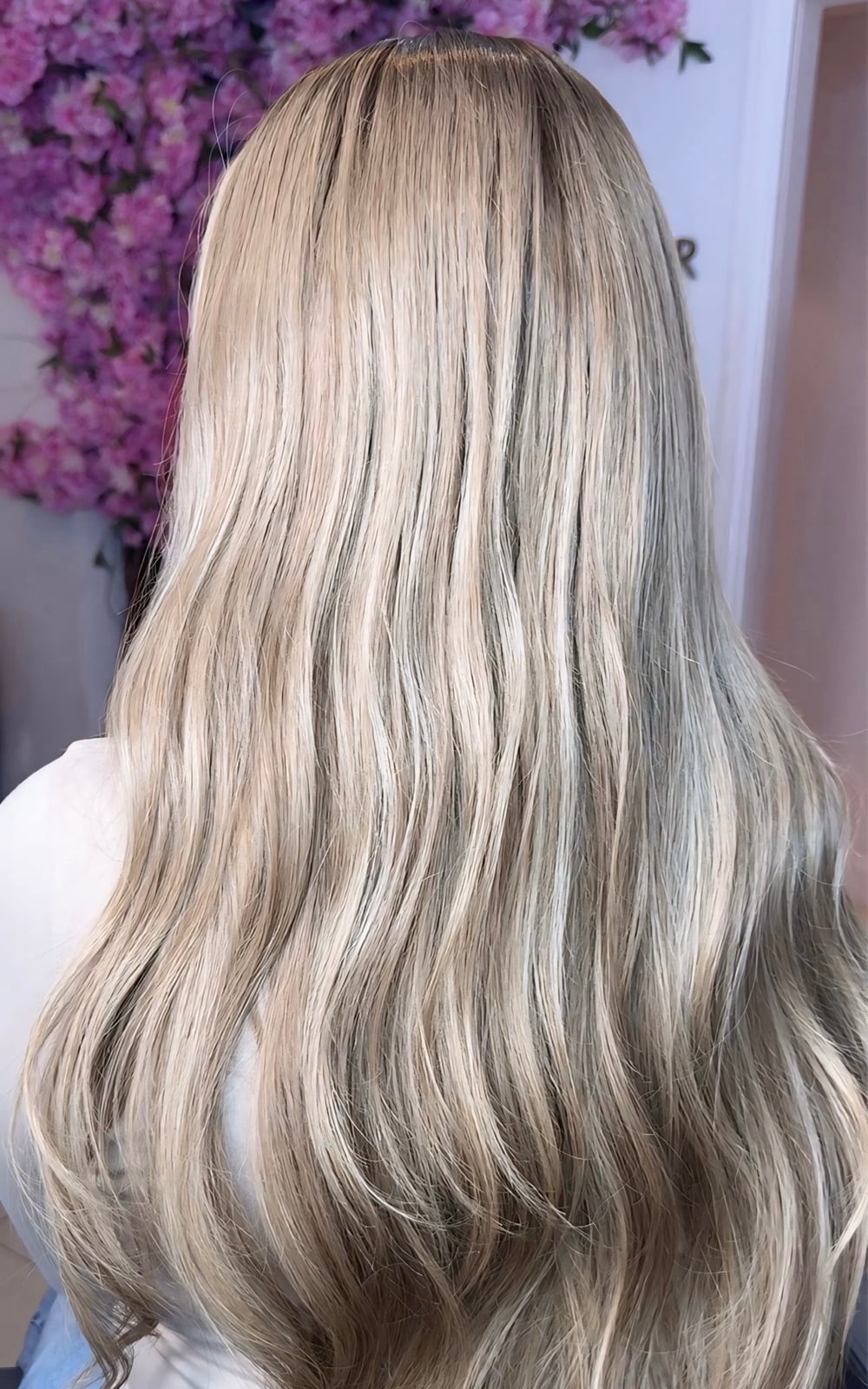 Back View Mid-Back Cool Beige Blonde With Golden, Close-Up Take Back View Mid-Back Cool Beige Blonde With Golden, Close-Up Take — Trendy Highlights Wig