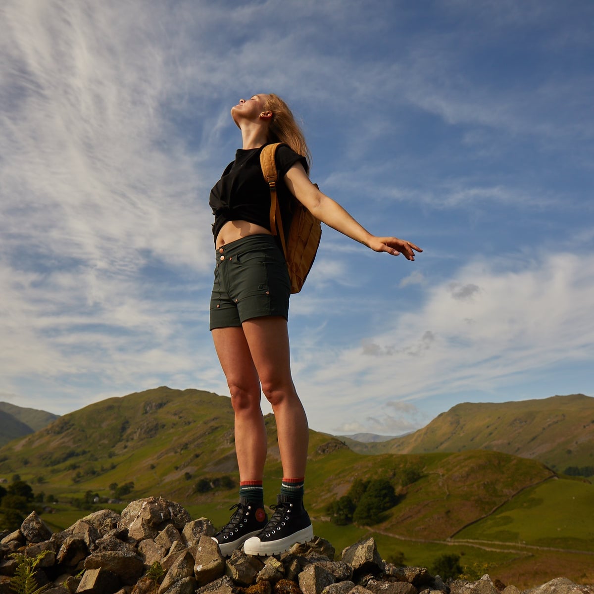 Dark Green Utility Shorts With Black Top Dark Green Utility Shorts With Black Top — Trendy Hiking Outfits