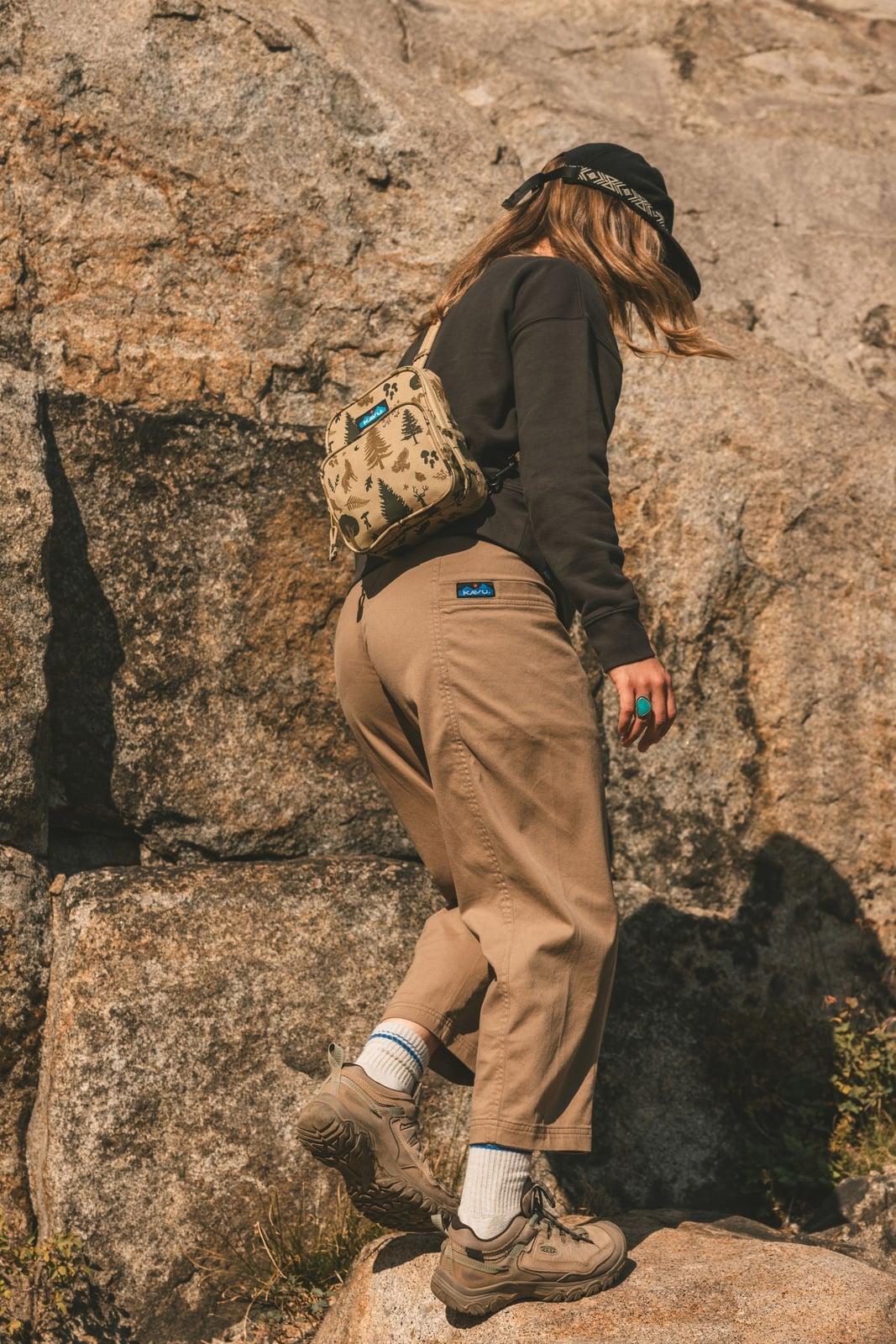 Earth Tone Cargo Pants With Crossbody Bag Earth Tone Cargo Pants With Crossbody Bag — Trendy Hiking Outfits
