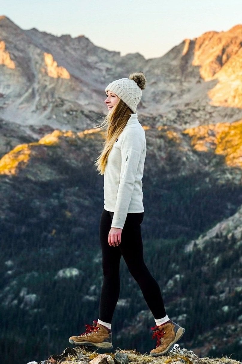 White Fleece Half-Zip With Black Leggings White Fleece Half-Zip With Black Leggings — Trendy Hiking Outfits