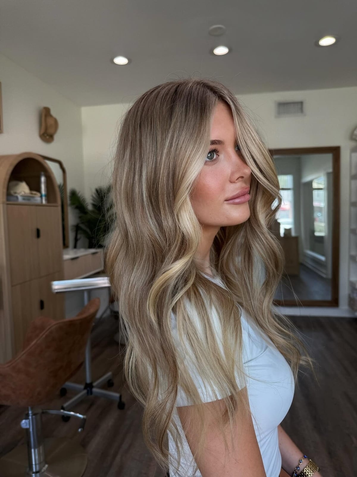 Side View Honey Blonde Balayage Blowout Side View Honey Blonde Balayage Blowout — Trendy Honey Blonde Balayage
