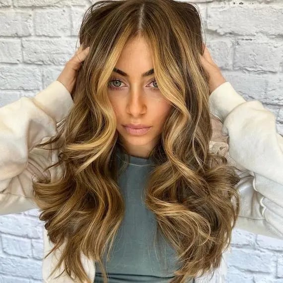 Mid-Back Curls With Honey Balayage and Curtain Bangs, Wavy Mid-Back Curls With Honey Balayage and Curtain Bangs, Wavy — Trendy Honey Blonde Balayage