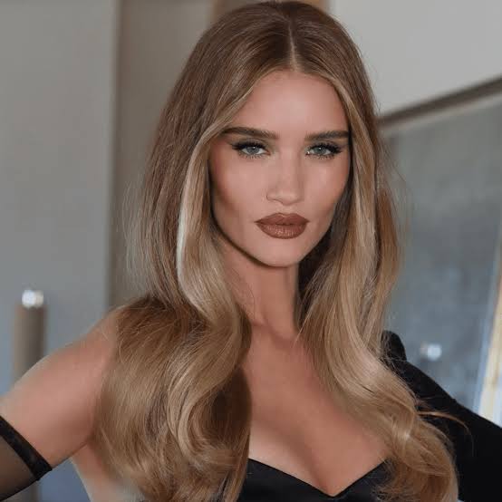 Natural Root Honey Blonde Balayage With Face-Framing Natural Root Honey Blonde Balayage With Face-Framing — Trendy Honey Blonde Balayage