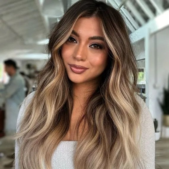 Honey Balayage With Dark Roots And Face-Framing Pieces Honey Balayage With Dark Roots And Face-Framing Pieces — Trendy Honey Blonde Balayage