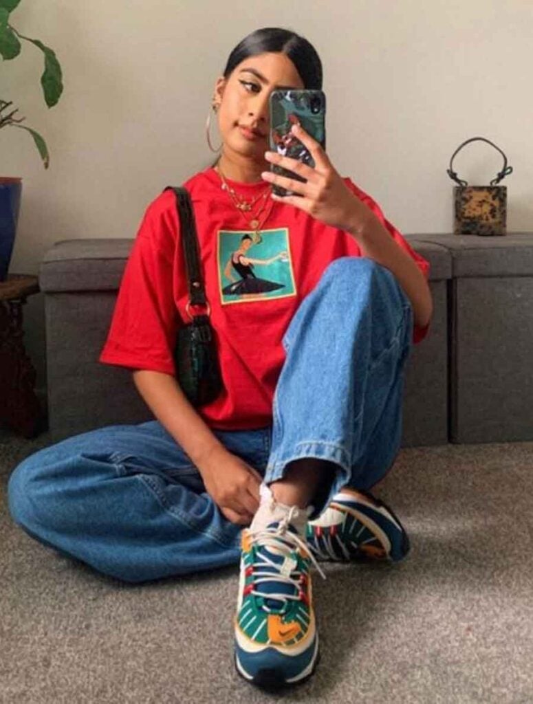 Oversized Silhouette with Wide Leg Jeans and Graphic Tee Oversized Silhouette with Wide Leg Jeans and Graphic Tee — Trendy Indie Outfits
