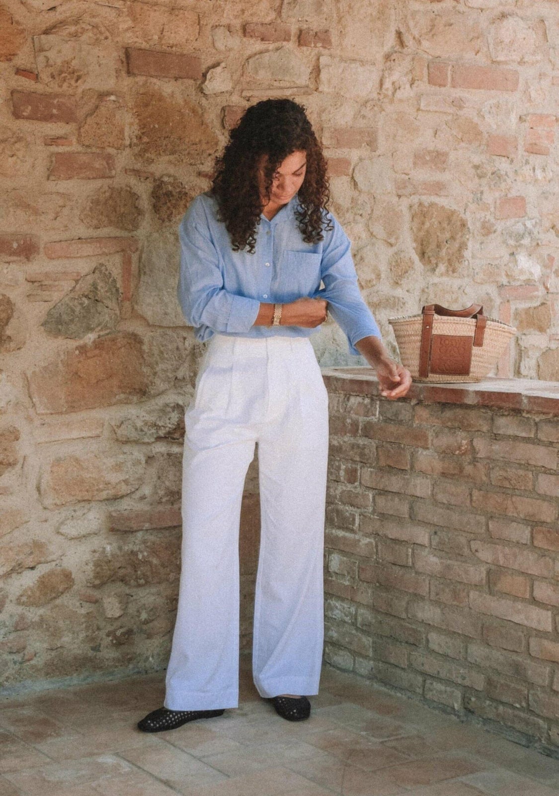White Wide-Leg Linen Trousers with Blue Button-Down Shirt — Trendy Italian Outfits
