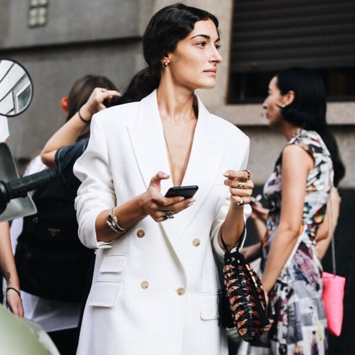 Oversized White Double-Breasted Blazer Street Style — Trendy Italian Outfits