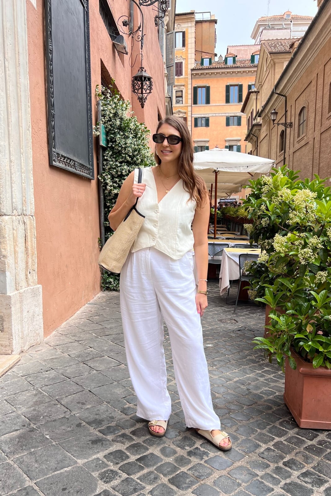Cream Linen Vest and Wide Leg Trousers Set With Straw Tote Bag Cream Linen Vest and Wide Leg Trousers Set With Straw Tote Bag — Trendy Italy Outfits