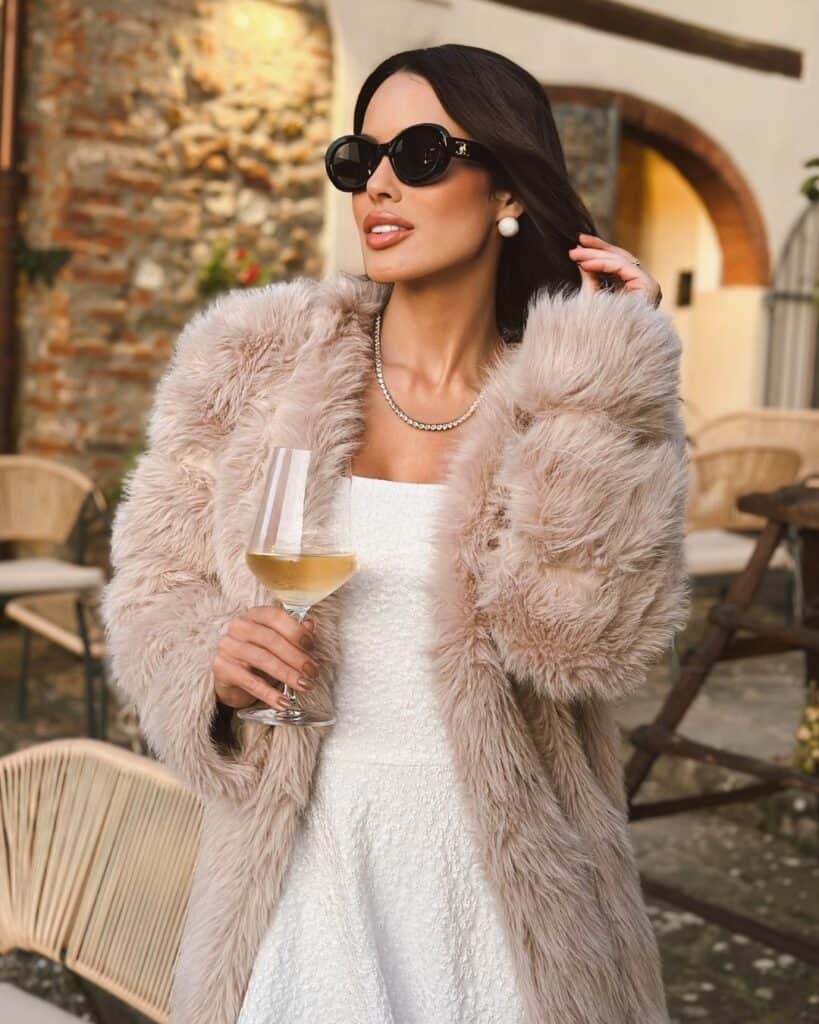 Textured White Dress and Faux Fur Coat, Close-Up Take Textured White Dress and Faux Fur Coat, Close-Up Take — Trendy Italy Outfits