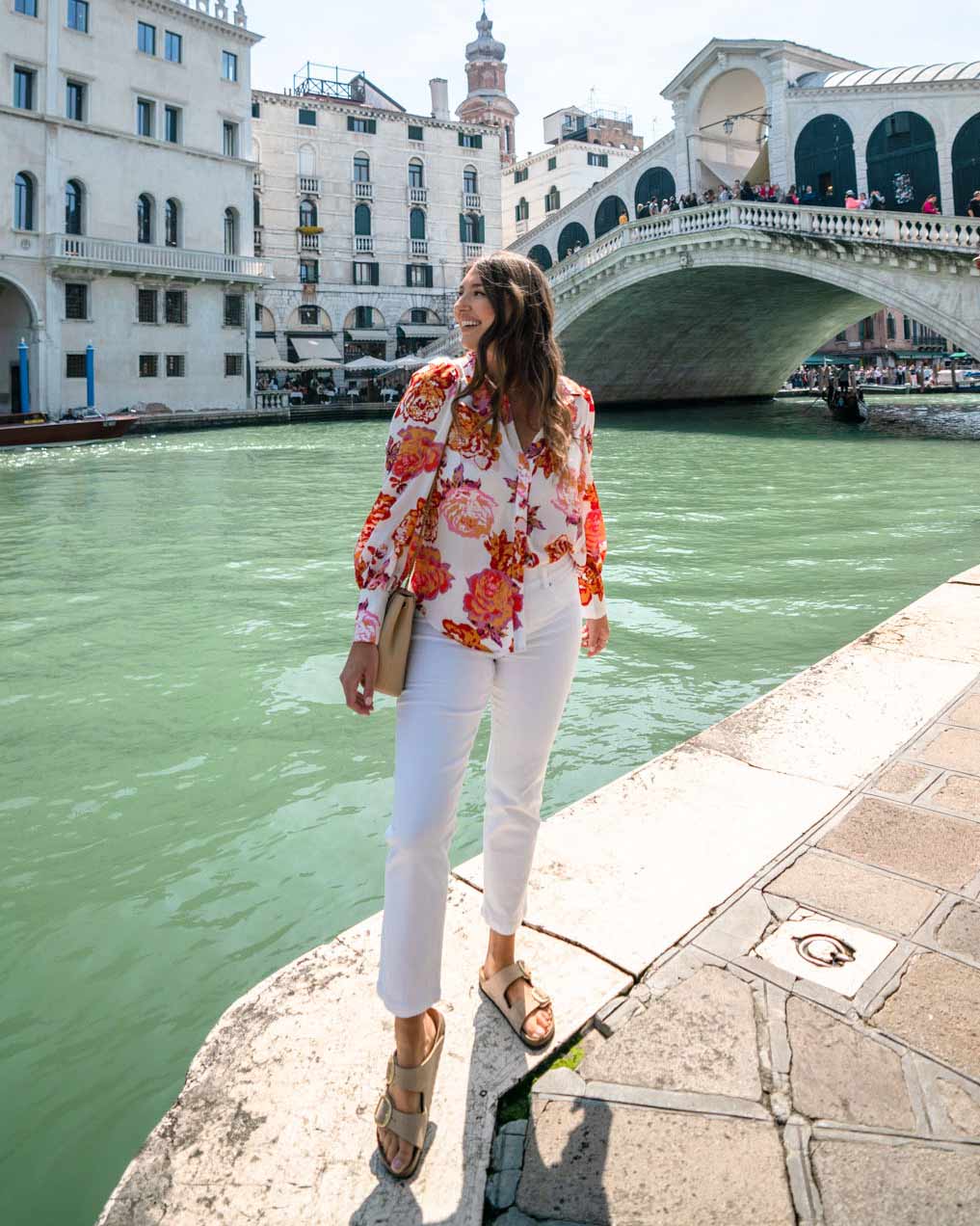 Floral Blouse and White Straight Leg Pants With Tan Crossbody Bag Floral Blouse and White Straight Leg Pants With Tan Crossbody Bag — Trendy Italy Outfits