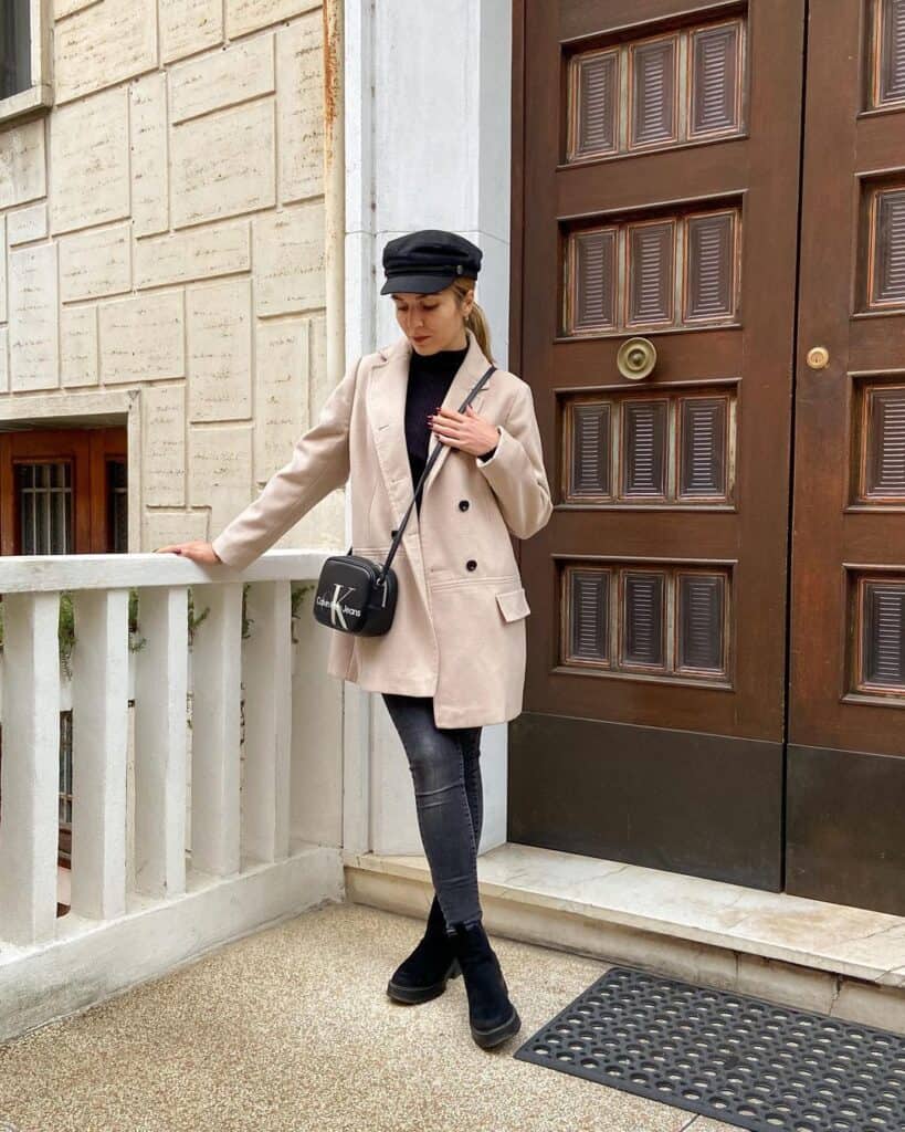 Beige Double-Breasted Coat and Grey Jeans Beige Double-Breasted Coat and Grey Jeans — Trendy Italy Outfits